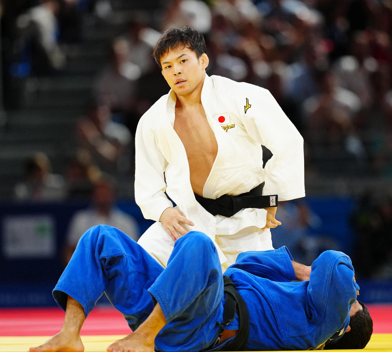 柔道男子60キロ級3位決定戦、一本勝ちを決める永山（上）（撮影・垰建太）