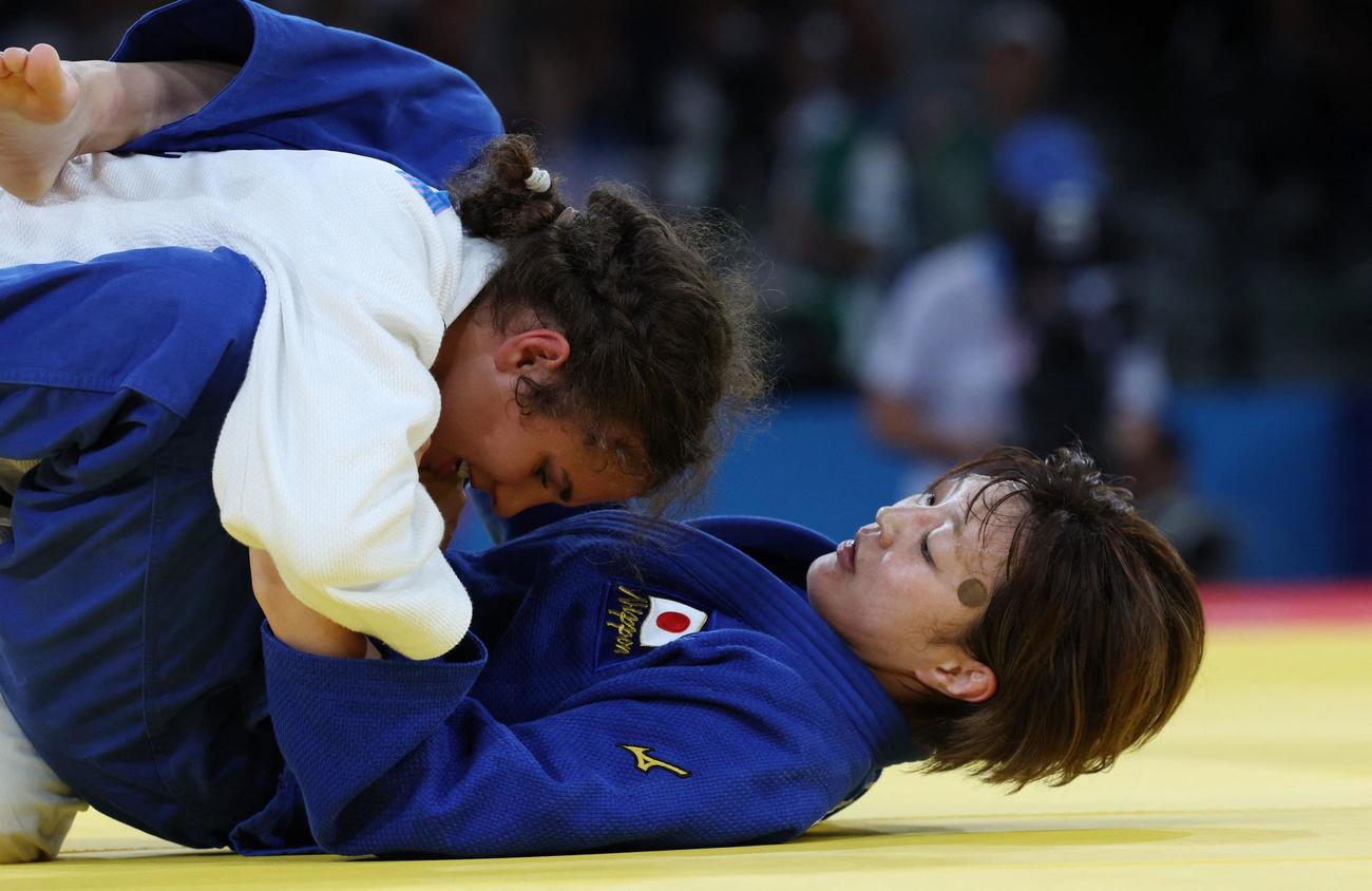 女子48キロ級準決勝　バブルファスを下から寝技で攻める角田（ロイター）