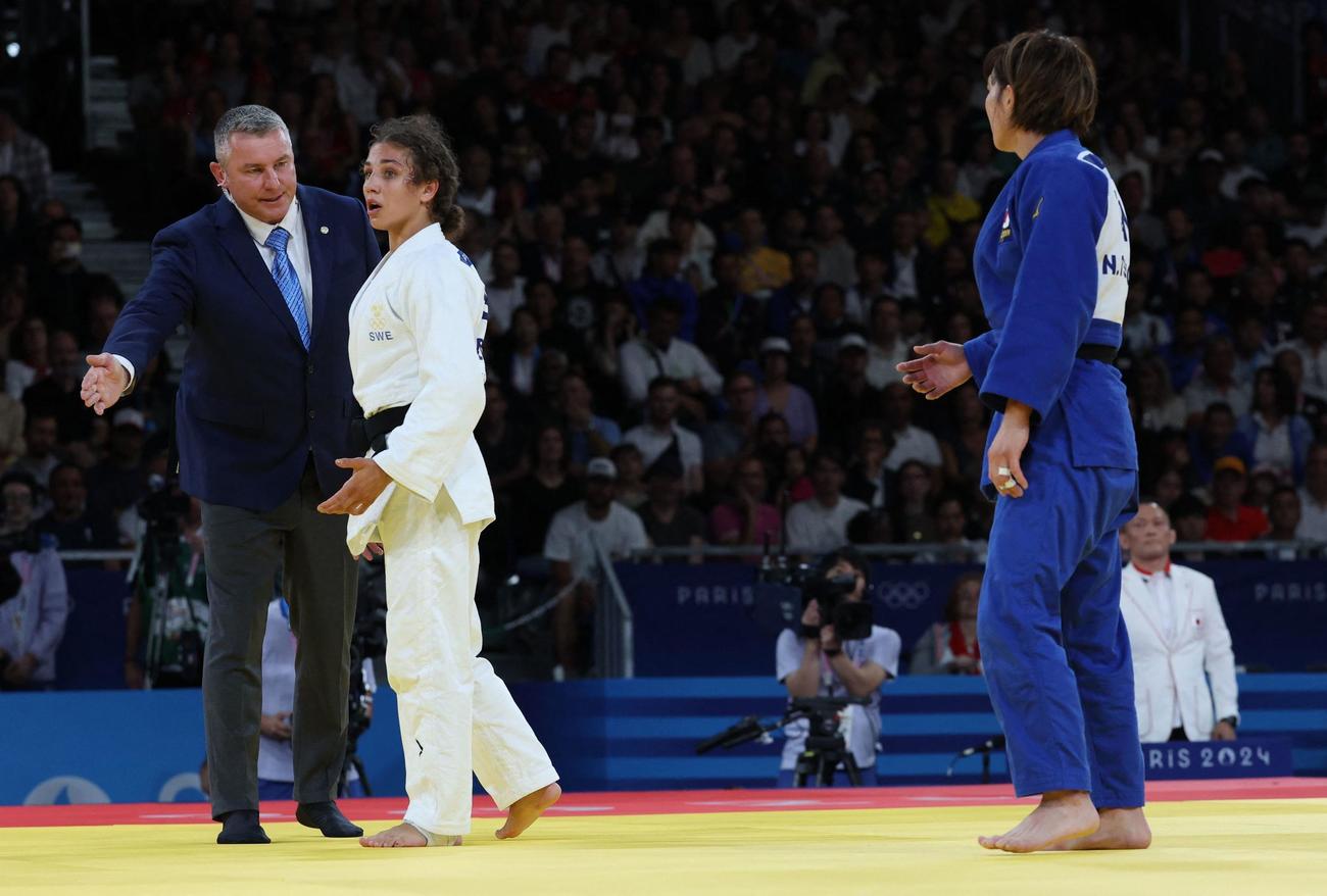 女子48キロ級準決勝　突然の判定に驚いた表情のバブルファス（ロイター）
