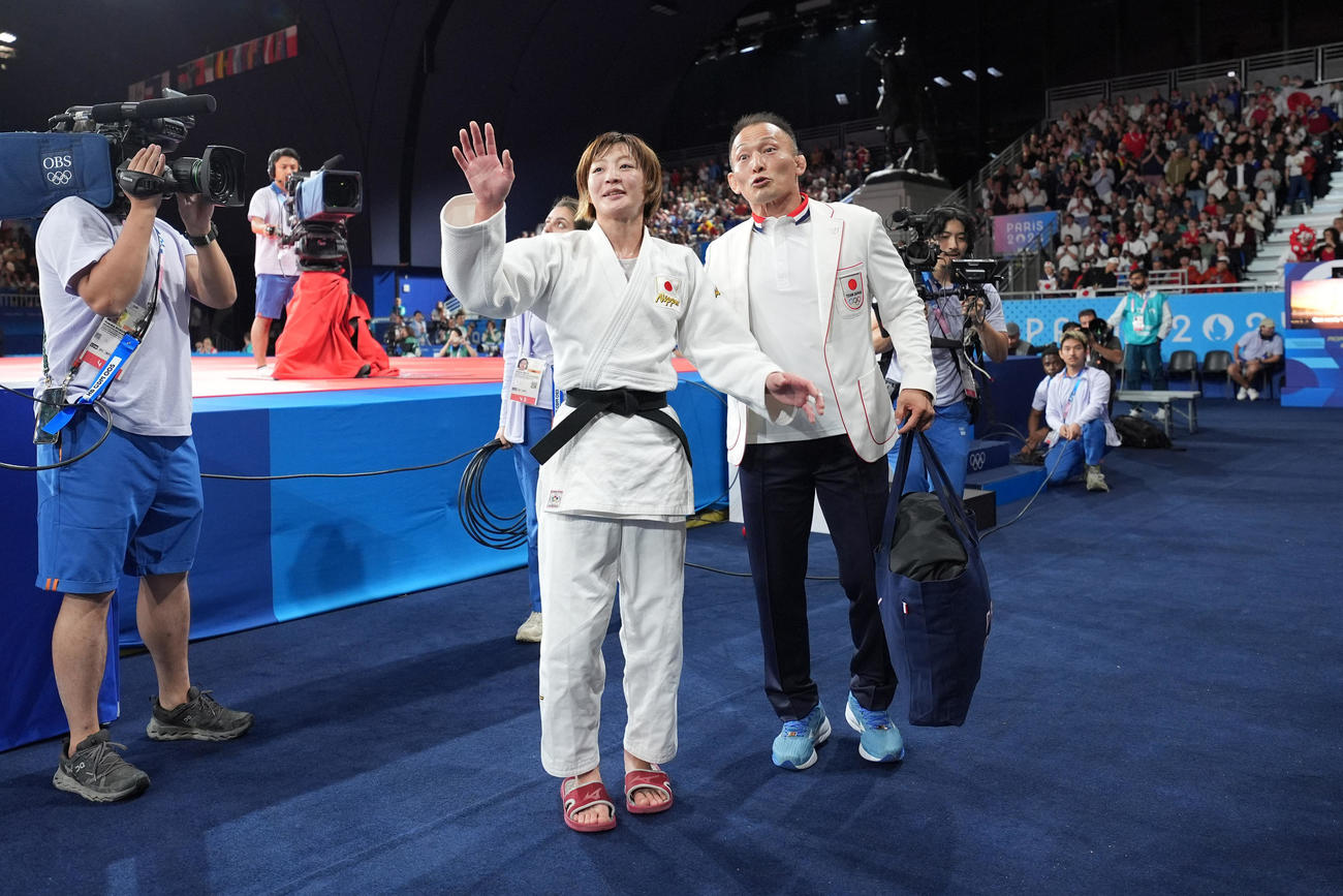 柔道女子48キロ級決勝、金メダルを獲得し仲間に手を振る角田（撮影　パオロ・ヌッチ）
