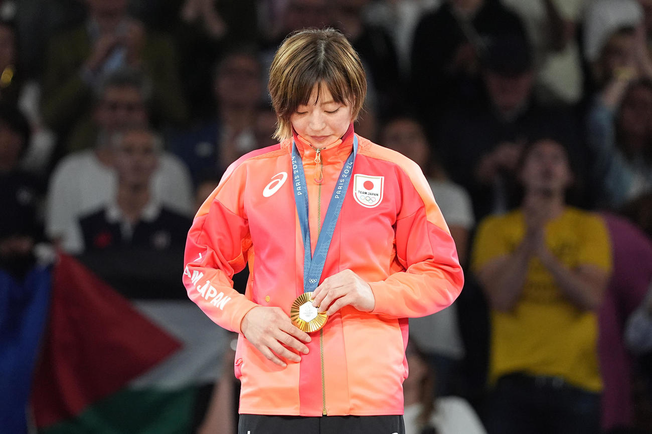 柔道女子48キロ級　表彰式で金メダルを見つめる角田夏実（撮影　パオロ・ヌッチ）