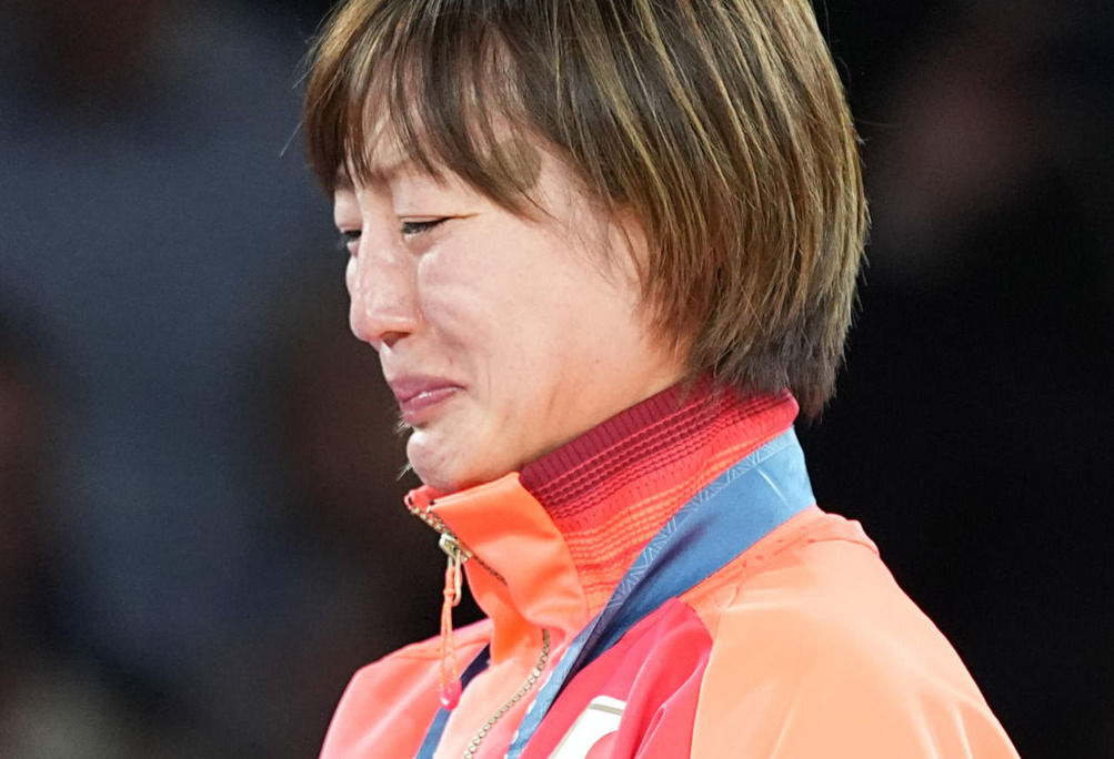 柔道女子48キロ級　表彰式で金メダルを胸に涙する角田夏実（撮影　パオロ・ヌッチ）
