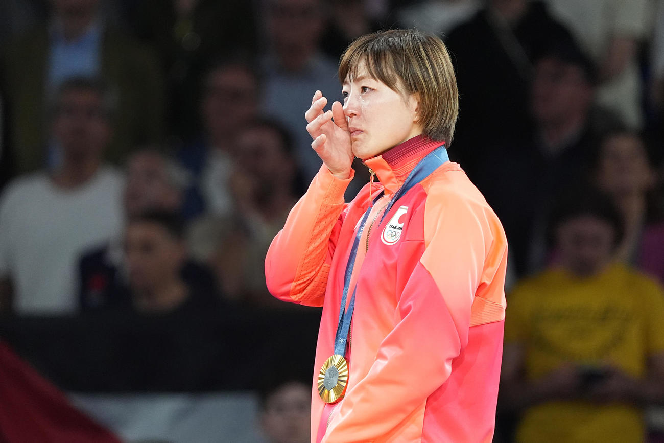 柔道女子48キロ級　表彰式で金メダルを胸に涙を拭う角田夏実（撮影　パオロ・ヌッチ）