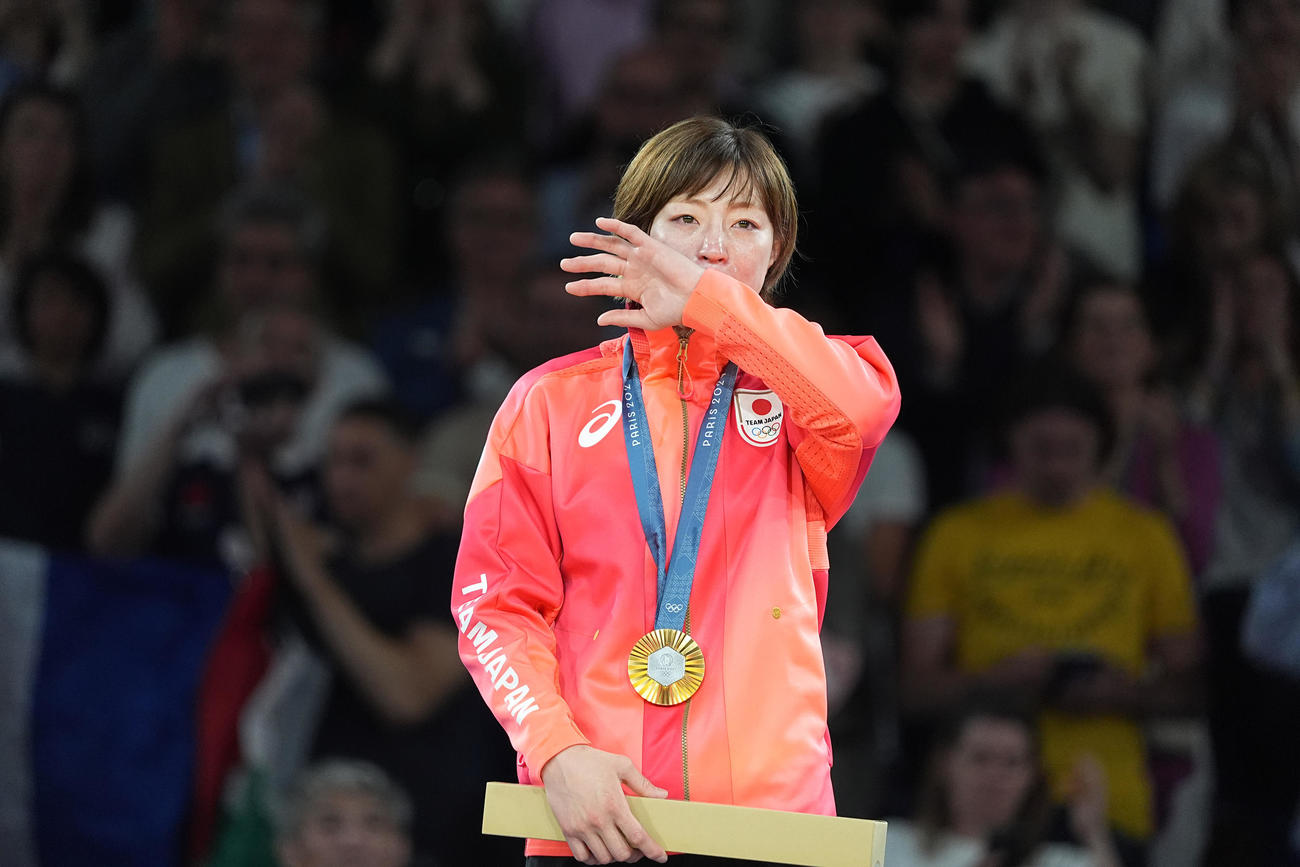 柔道女子48キロ級　表彰式で金メダルを胸に涙を拭う角田夏実（撮影　パオロ・ヌッチ）