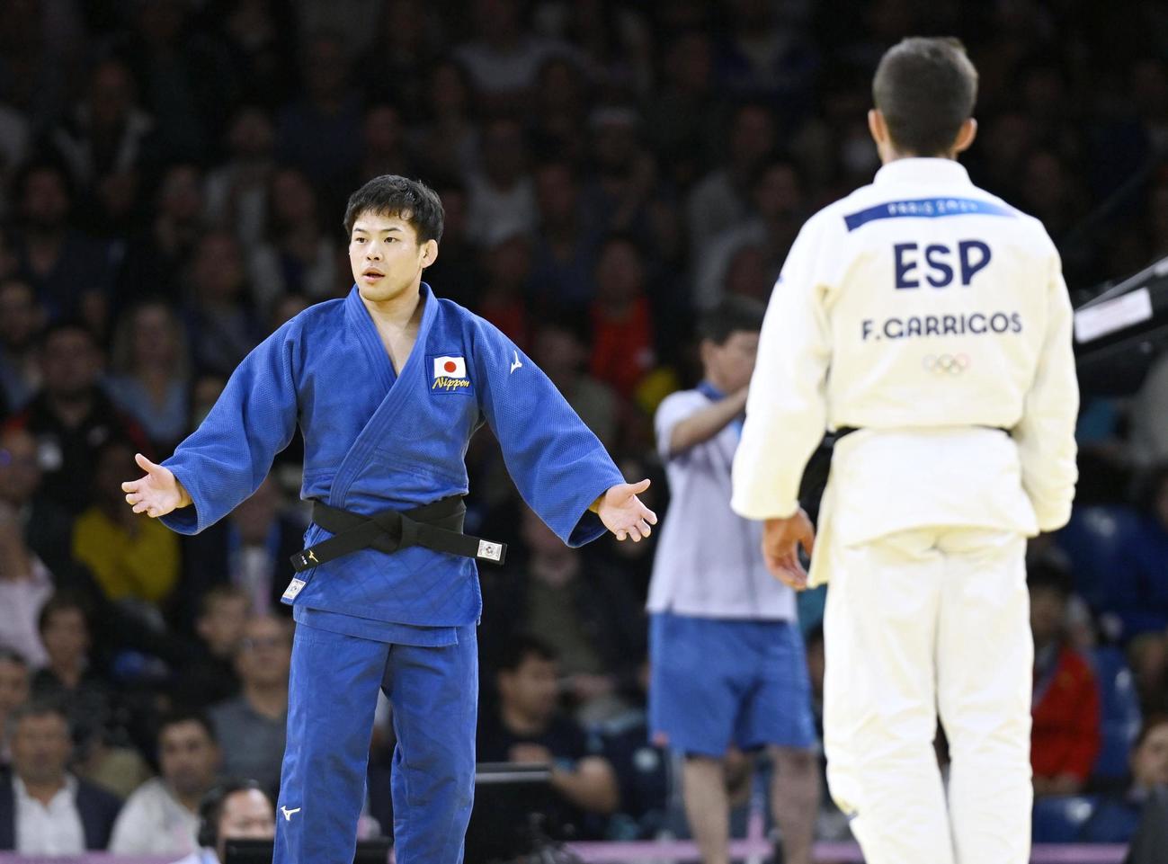 27日、男子60キロ級準々決勝　ガリゴス（手前）に敗れ、納得いかない表情の永山竜樹（共同）