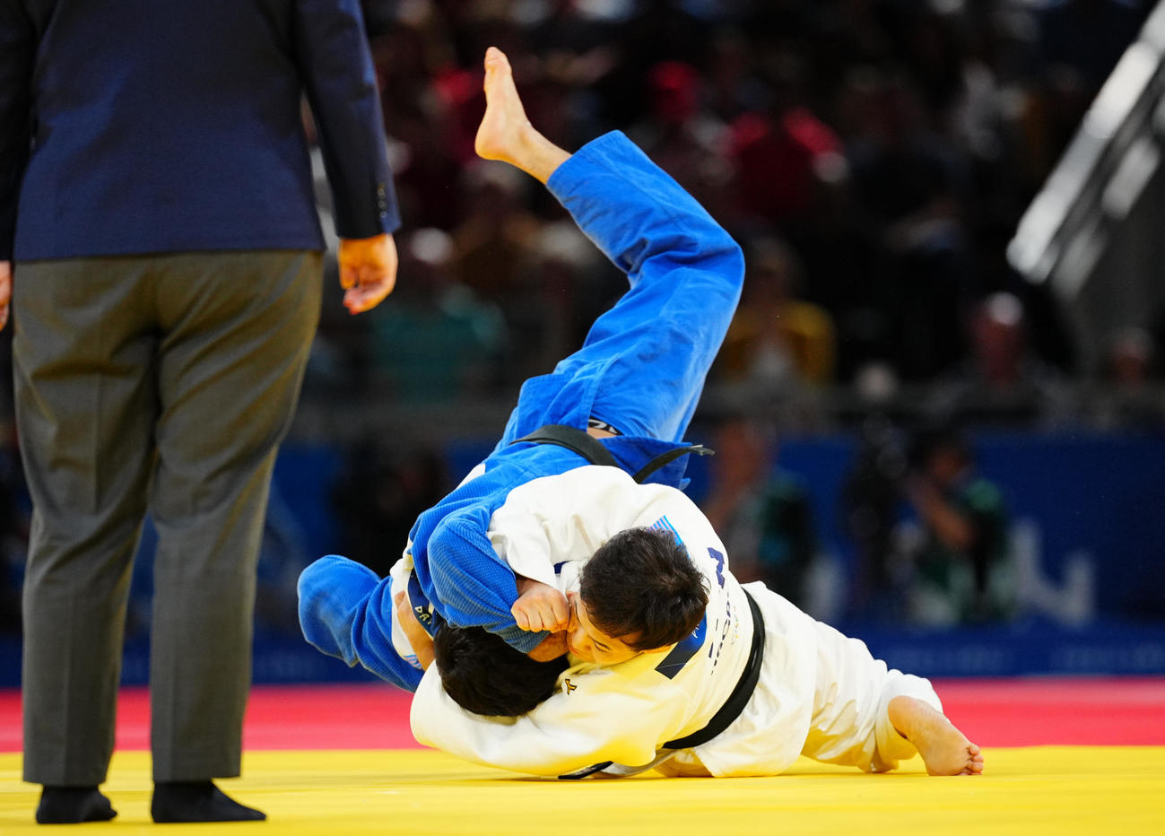 柔道男子60キロ級3位決定戦、一本勝ちを決める永山（右）（撮影・垰建太）