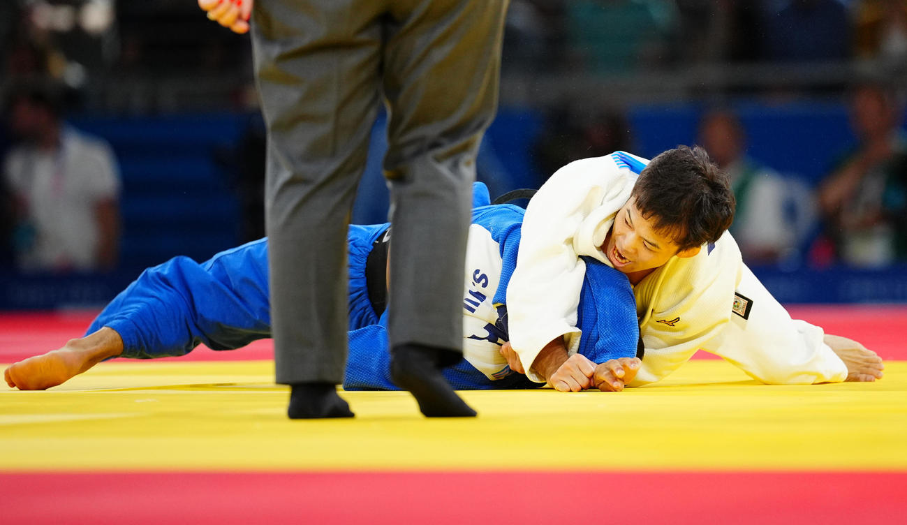 柔道男子60キロ級3位決定戦、一本勝ちを決める永山（右）（撮影・垰建太）