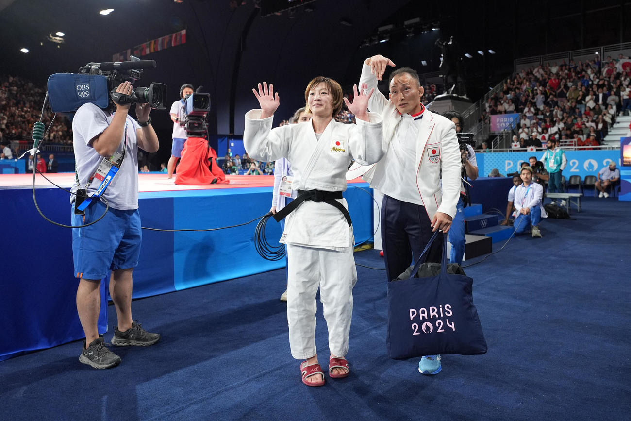 柔道女子48キロ級決勝、金メダルを獲得し仲間に手を振る角田（撮影　パオロ・ヌッチ）