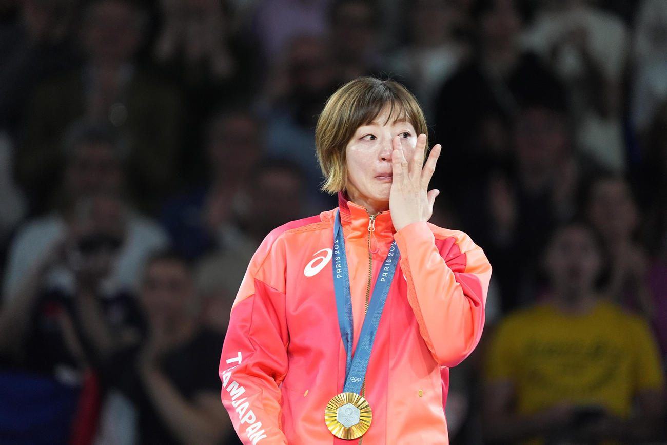 柔道女子48キロ級　表彰式で金メダルを胸に涙を拭う角田夏実（撮影　パオロ・ヌッチ）