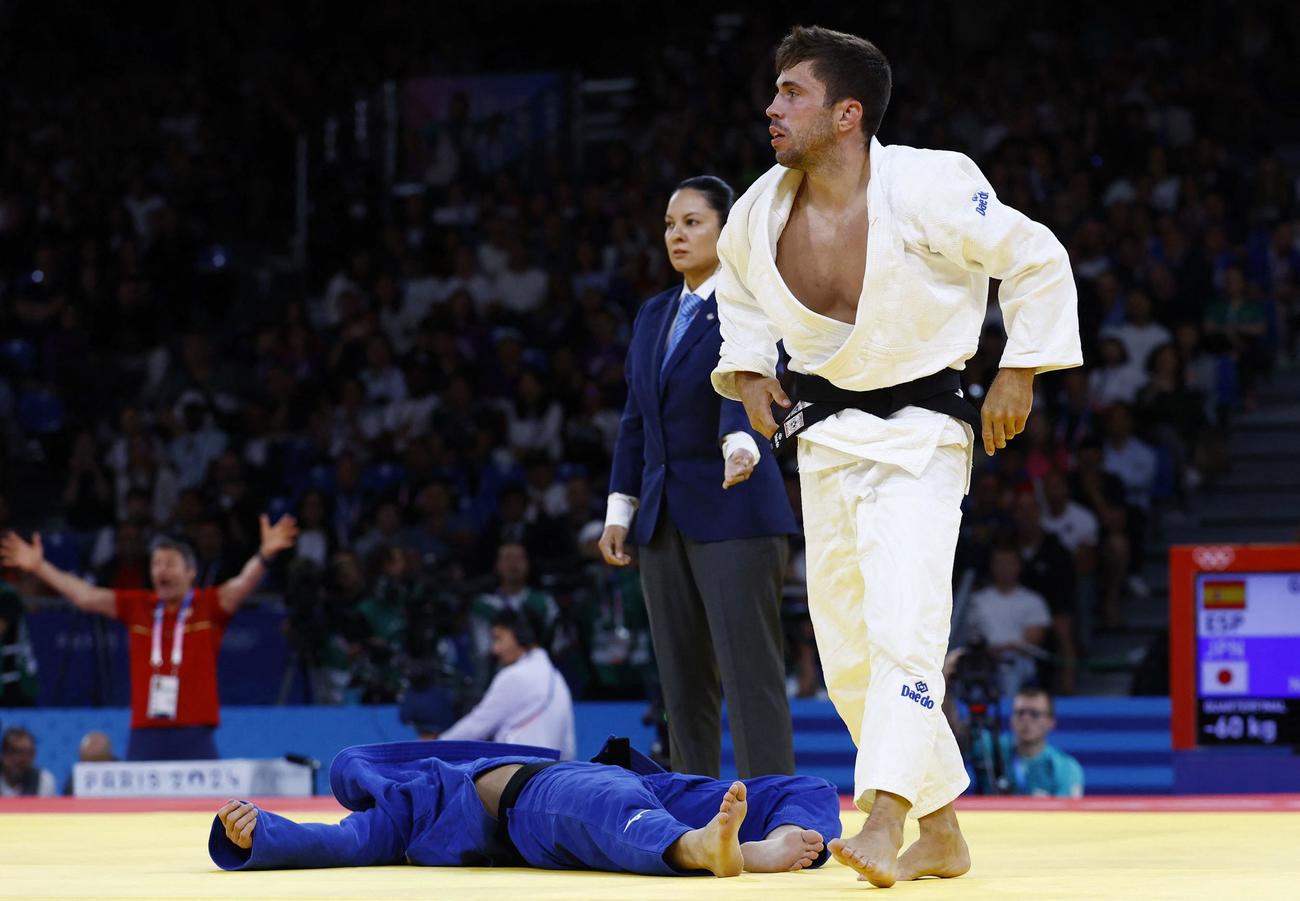 男子60キロ級準々決勝　ガルリゴス（右）に敗れた永山竜樹（ロイター）