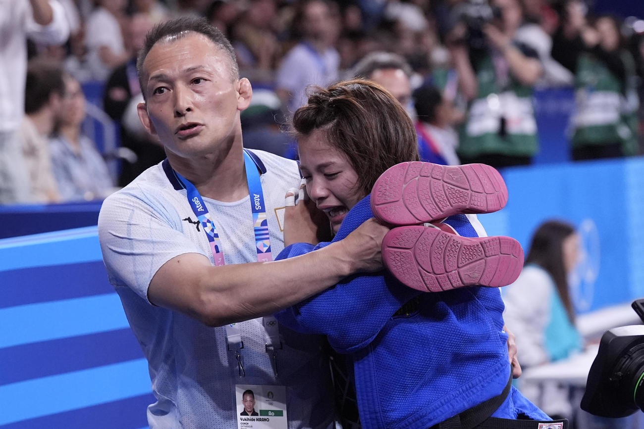 女子52キロ級2回戦　敗れた阿部詩は人目もはばからず号泣する（AP)