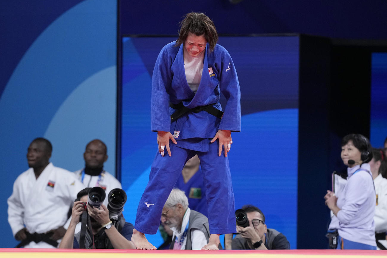女子52キロ級2回戦で敗れた阿部詩は号泣しながら畳から降りる（AP)