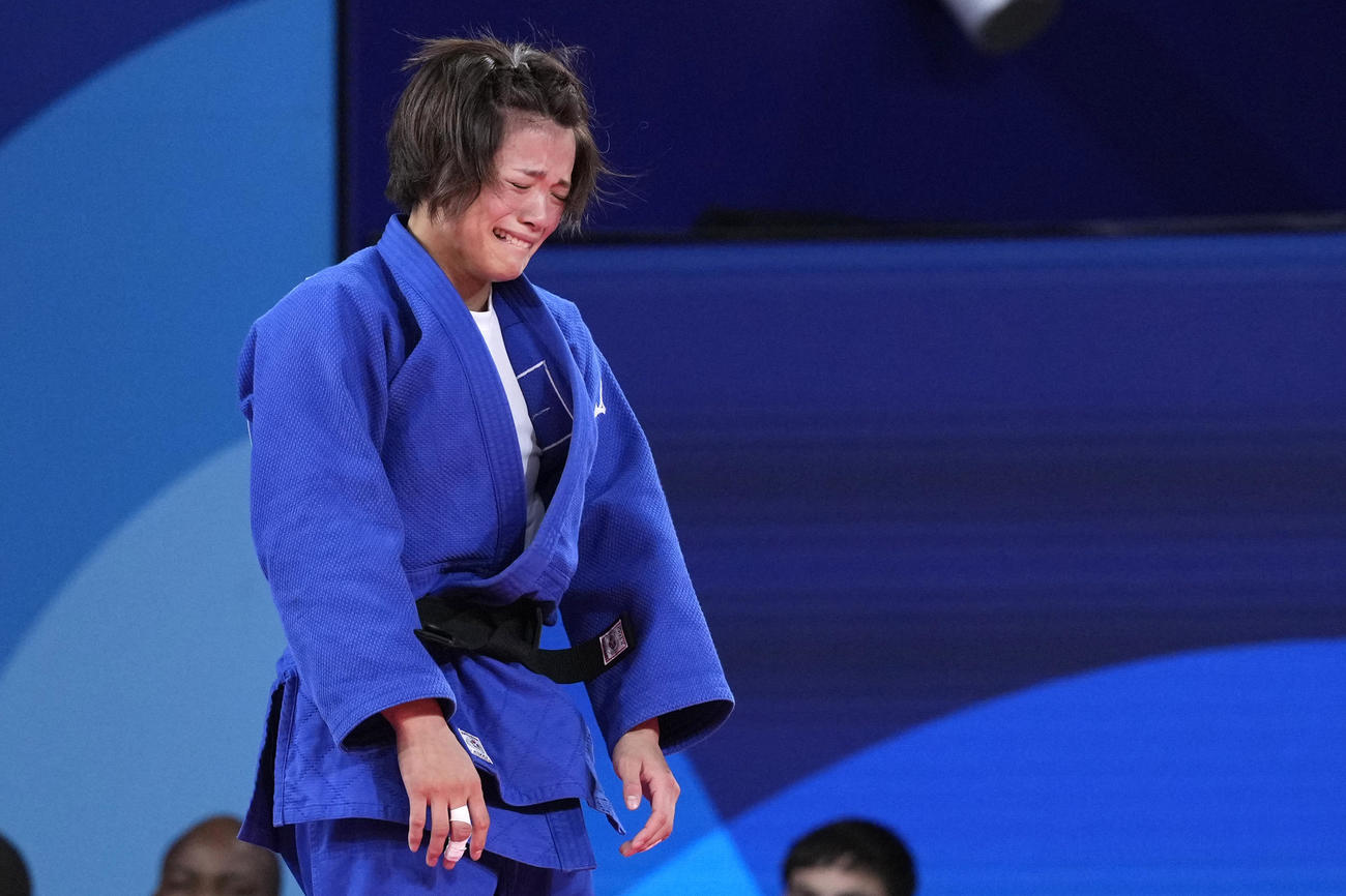 女子52キロ級2回戦　連覇を逃し涙があふれてくる阿部詩（AP)