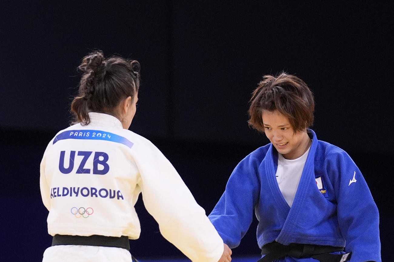 女子52キロ級2回戦　一本負けを喫し相手と握手する阿部詩（AP)