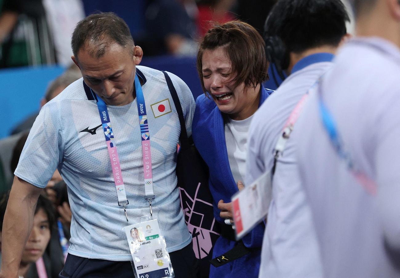 女子52キロ級2回戦で敗れ号泣する阿部詩はコーチに抱きかかえられるように引き揚げる（ロイター）