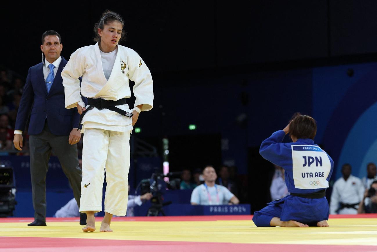 女子52キロ級2回戦　ケルディヨロワ（左）に一本負けを喫した阿部詩（ロイター）