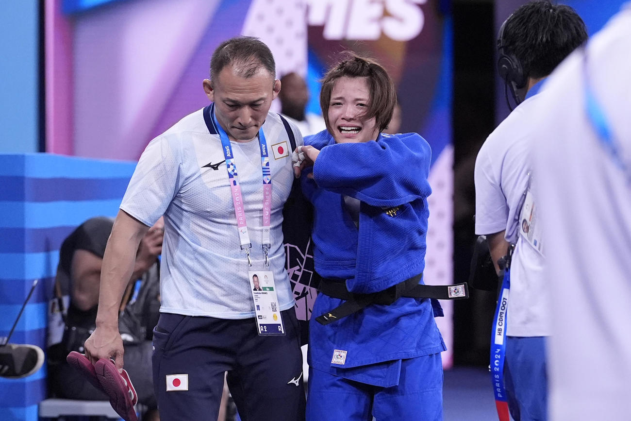 女子52キロ級2回戦　連覇を逃し号泣しながら引き揚げる阿部詩（AP)