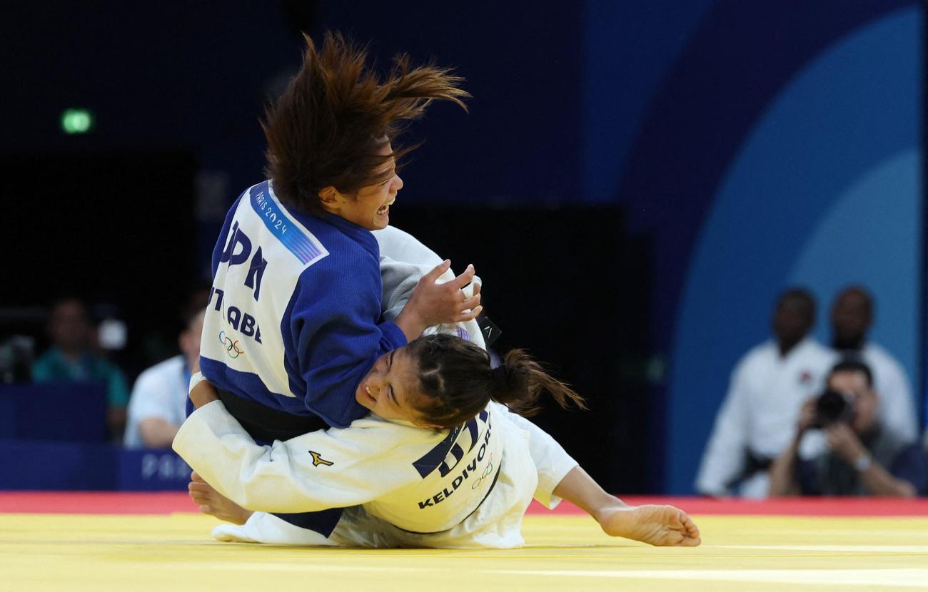 女子52キロ級2回戦　ケルディヨロワの谷落としで敗れる阿部詩（ロイター）