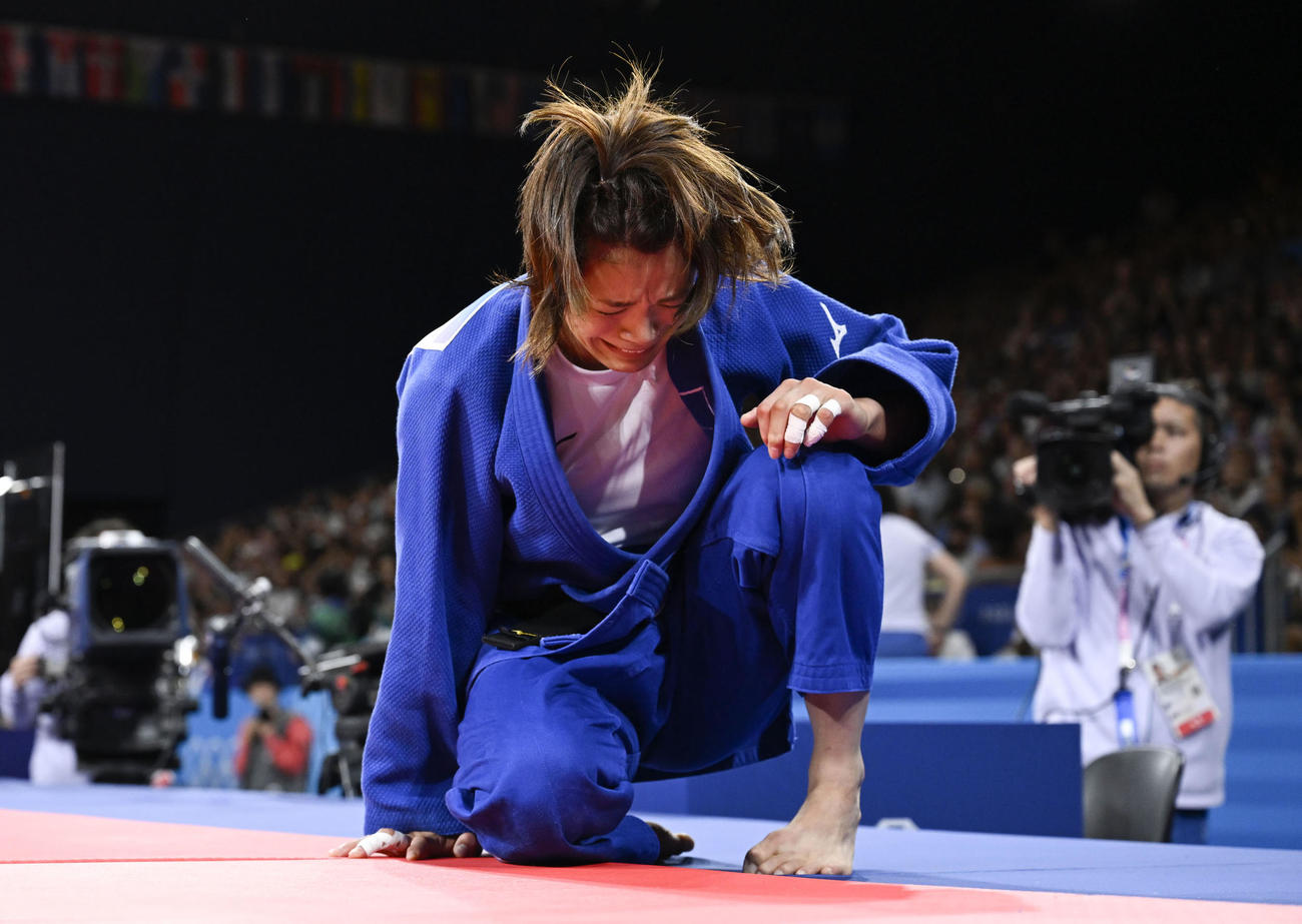 女子52キロ級2回戦で敗れ泣き崩れる阿部詩（共同）