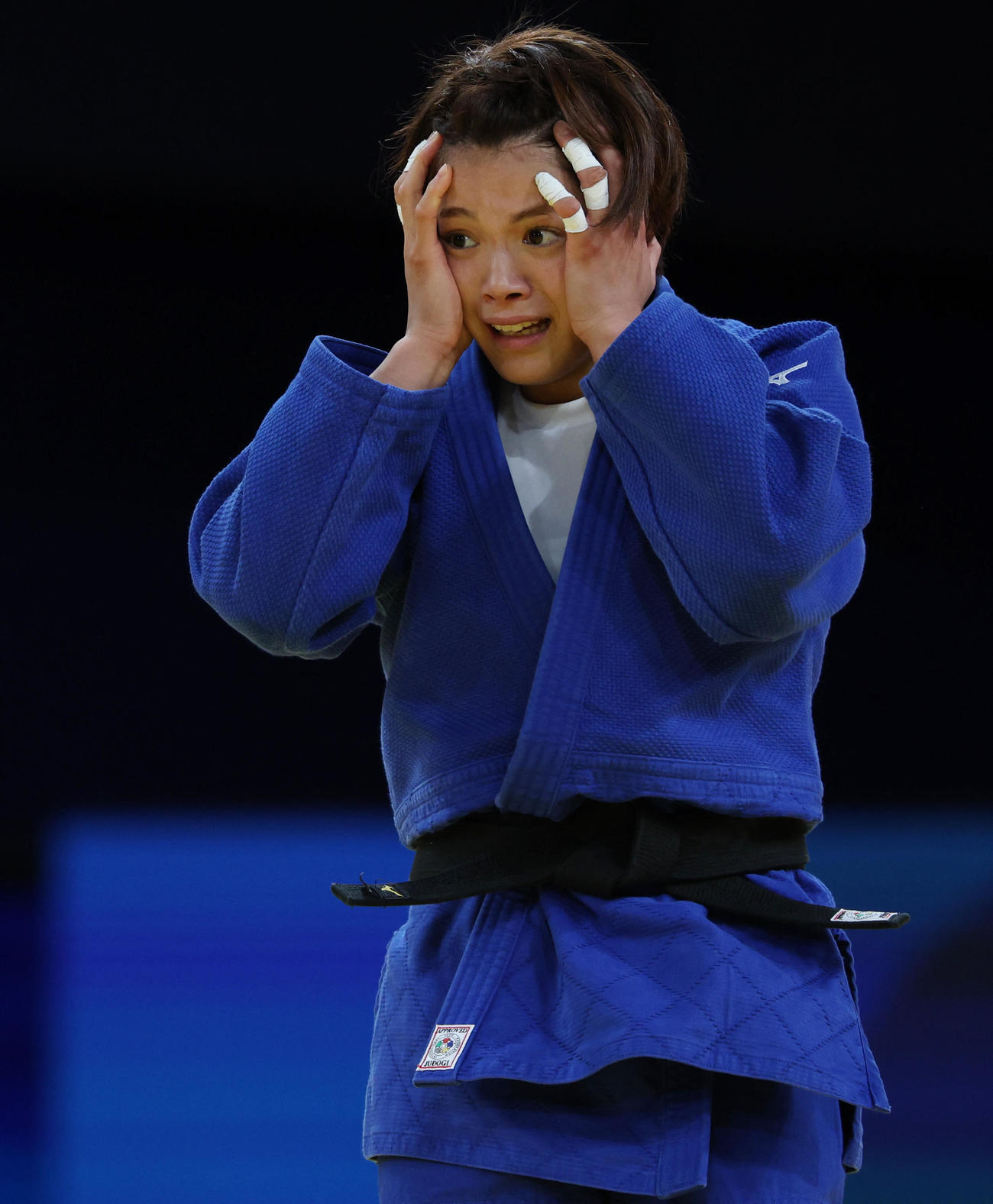 女子52キロ級2回戦で敗れぼう然とする阿部詩（ロイター）