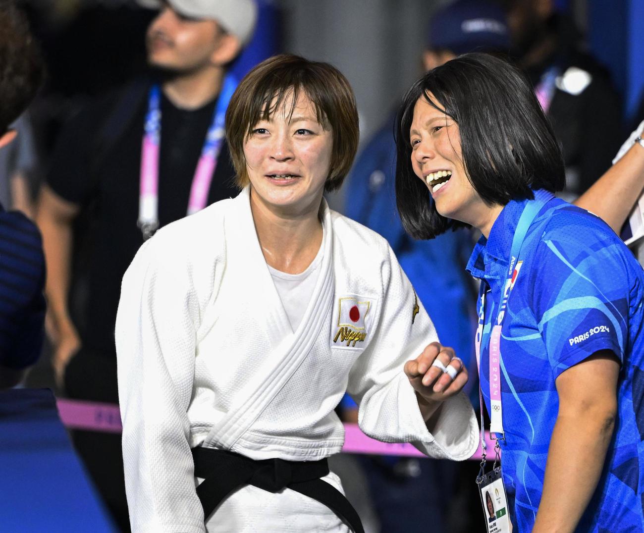 女子48キロ級で金メダルを獲得し、笑顔を見せる角田夏実（左）（共同）