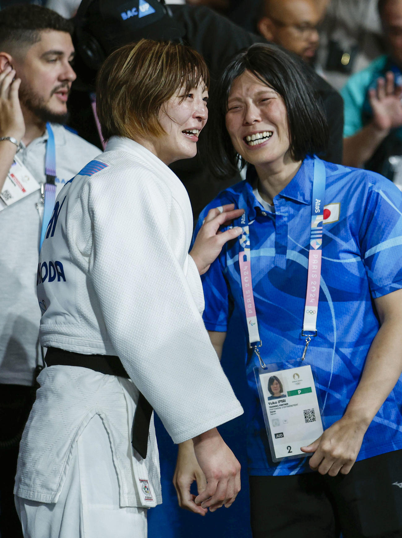 女子48キロ級で金メダルを獲得し、笑顔を見せる角田夏実（左）（共同）