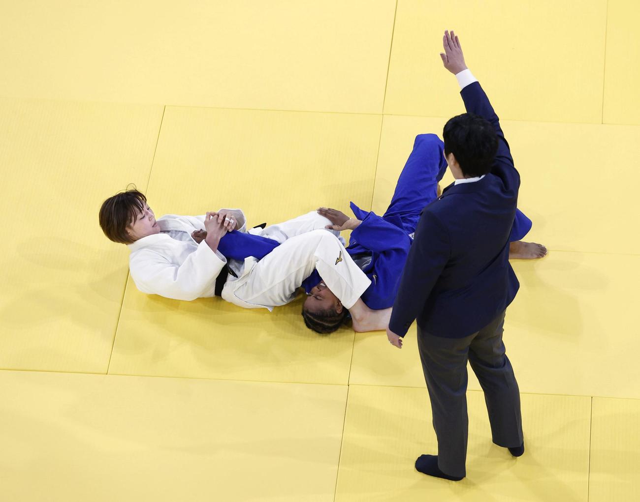 女子48 キロ 級2回戦　南アフリカ選手（右）に腕ひしぎ十字固めで一本勝ちした角田夏実＝パリ（共同）