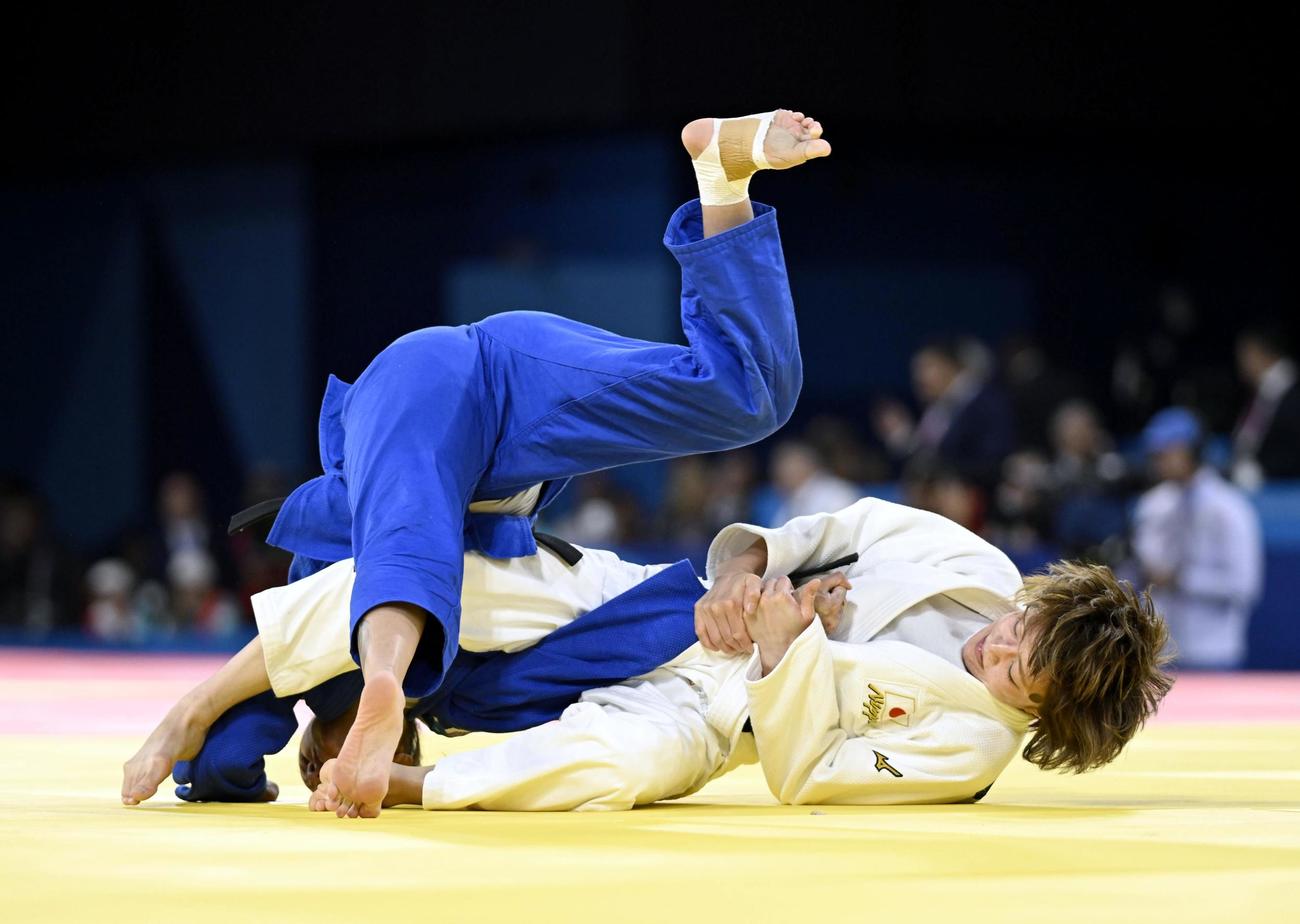 女子48 キロ 級1回戦　ブラジル選手を攻める角田夏実＝パリ（共同）