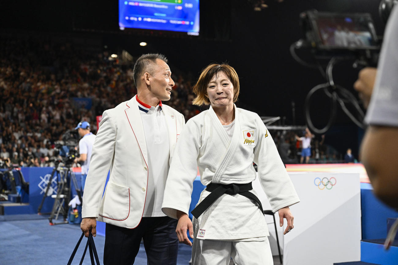 女子48キロ級で金メダルを獲得し、引き揚げる角田夏実（共同）