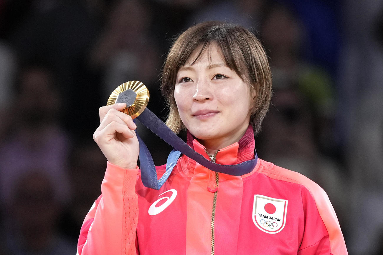 金メダルを手に笑顔の角田夏実（AP)