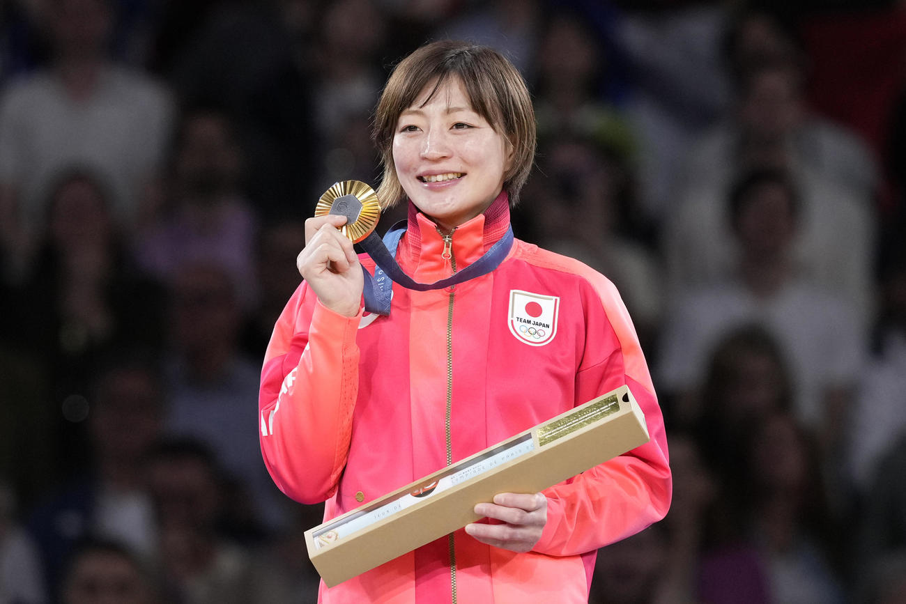 金メダルを手に笑顔の角田夏実（AP)