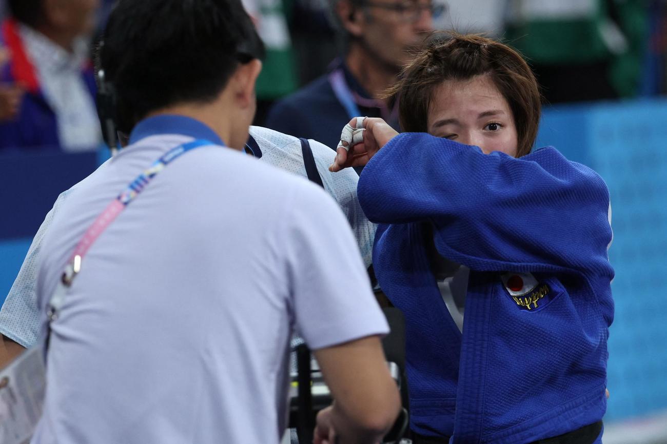 女子52キロ級2回戦で敗れ涙が止まらない阿部詩（ロイター）