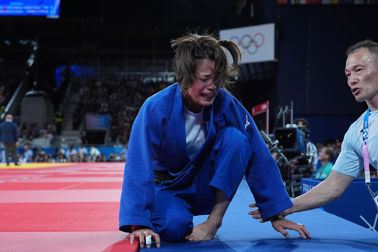 女子52キロ級2回戦　ケルディヨロワに一本負けし号泣する阿部（撮影・パオロ　ヌッチ）