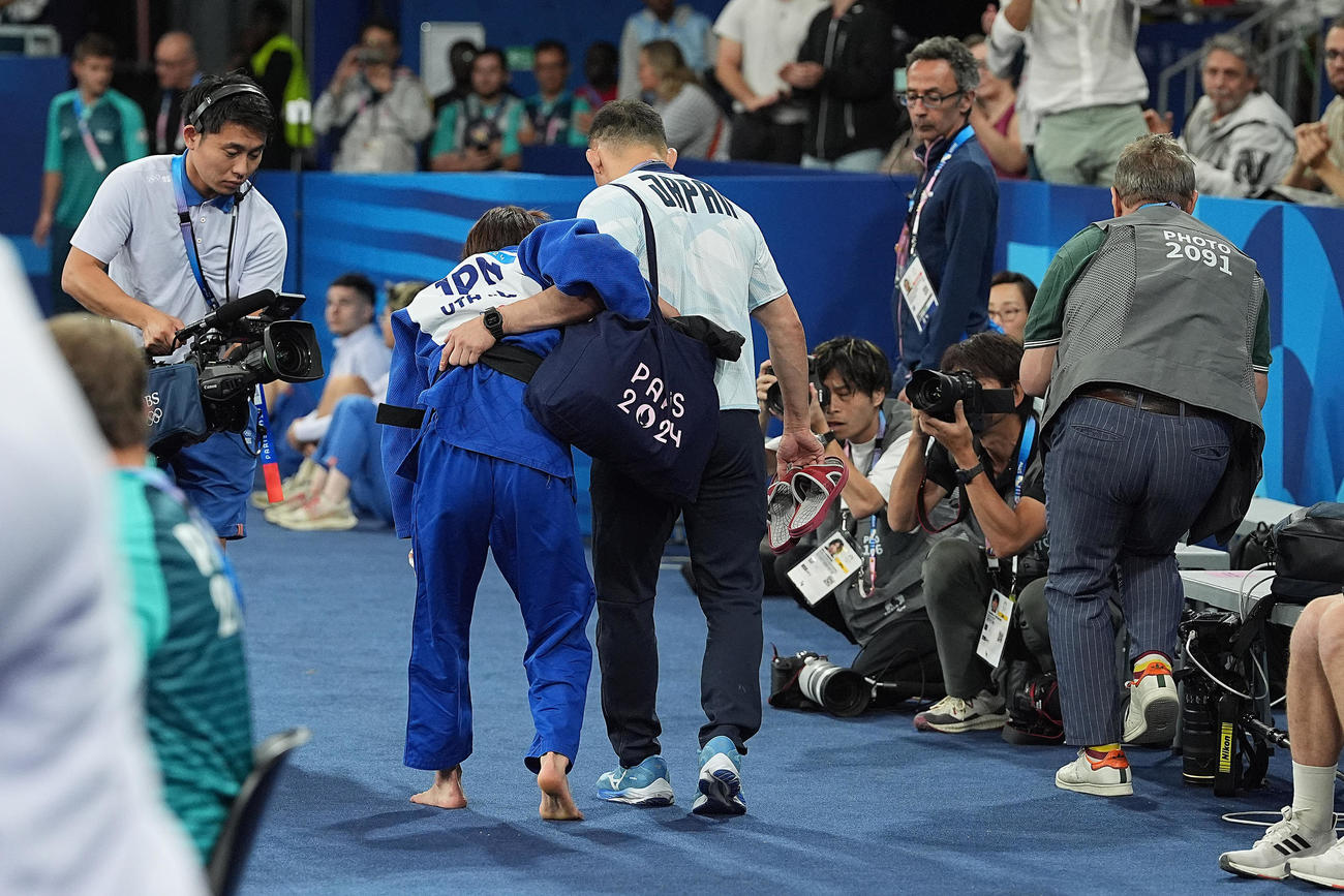 女子52キロ級2回戦　ケルディヨロワに一本負けし泣きながら引き揚げる阿部（撮影・パオロ　ヌッチ）