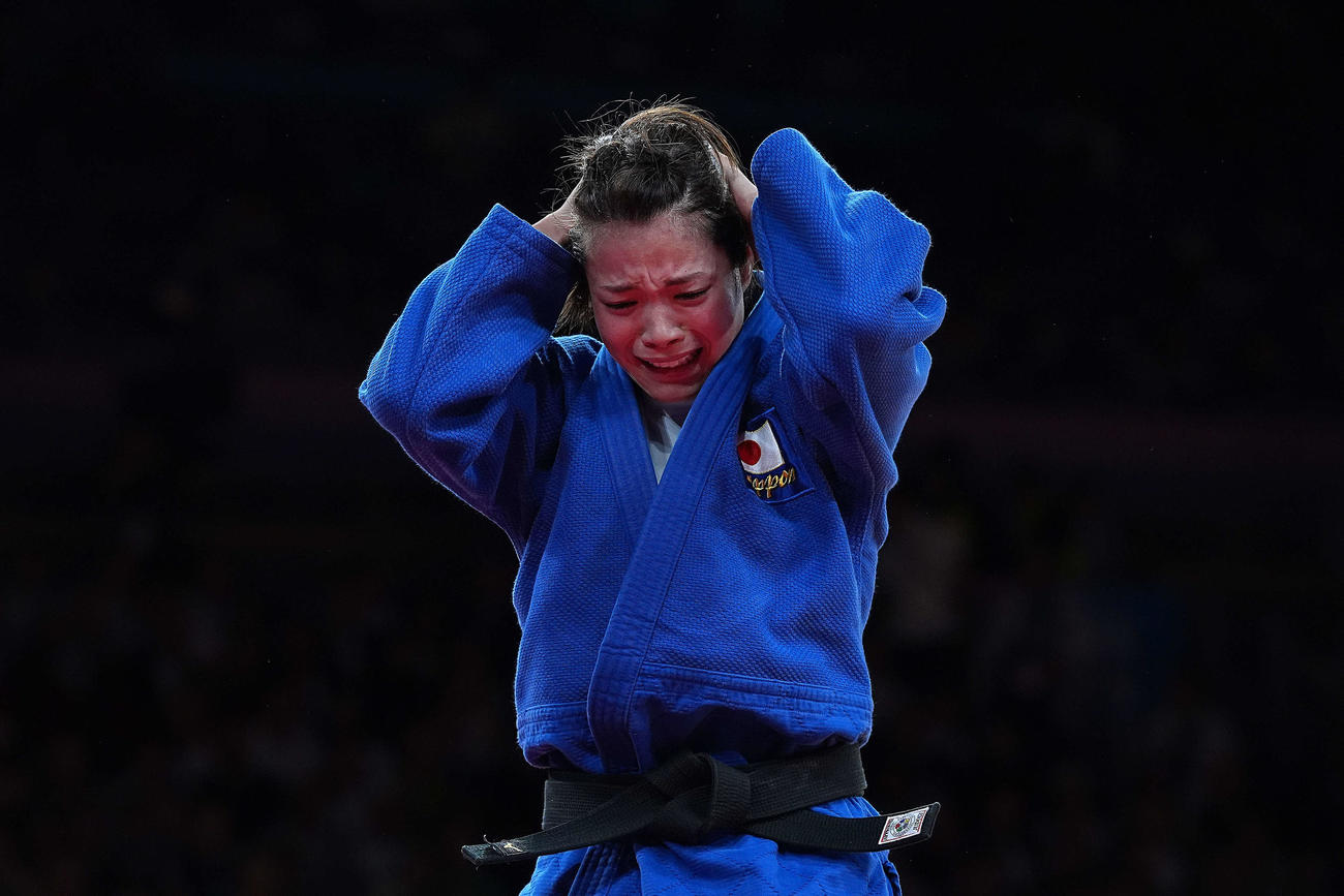 女子52キロ級2回戦　ケルディヨロワに一本負けし号泣する阿部（撮影・パオロ　ヌッチ）