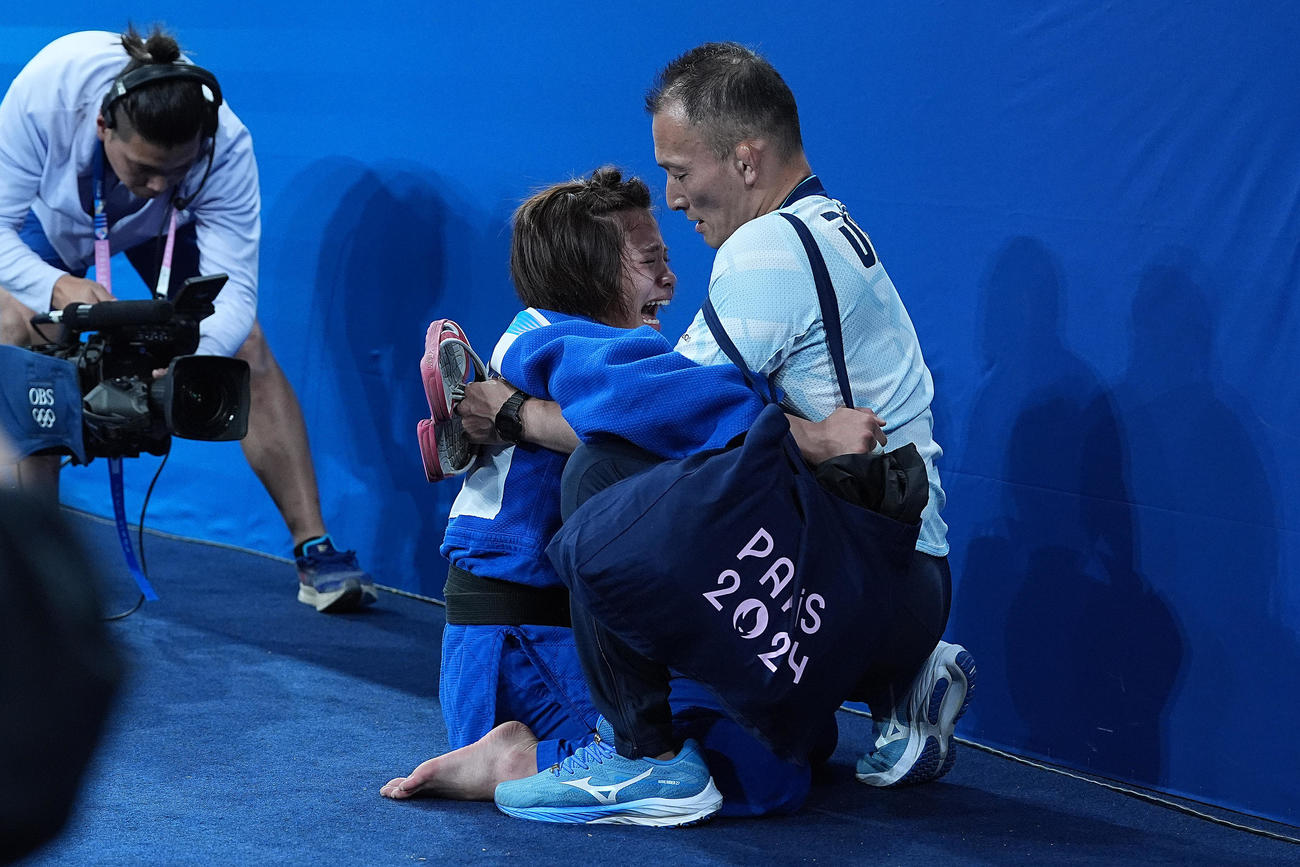 女子52キロ級2回戦　ケルディヨロワに一本負けし号泣する阿部（撮影・パオロ　ヌッチ）