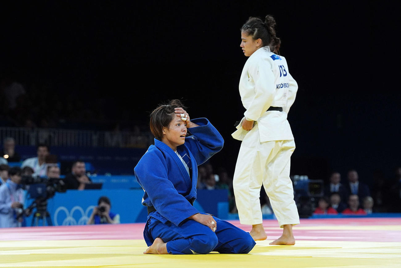 女子52キロ級2回戦　ケルディヨロワ（奥）に一本負けし呆然とする阿部（撮影・パオロ　ヌッチ）