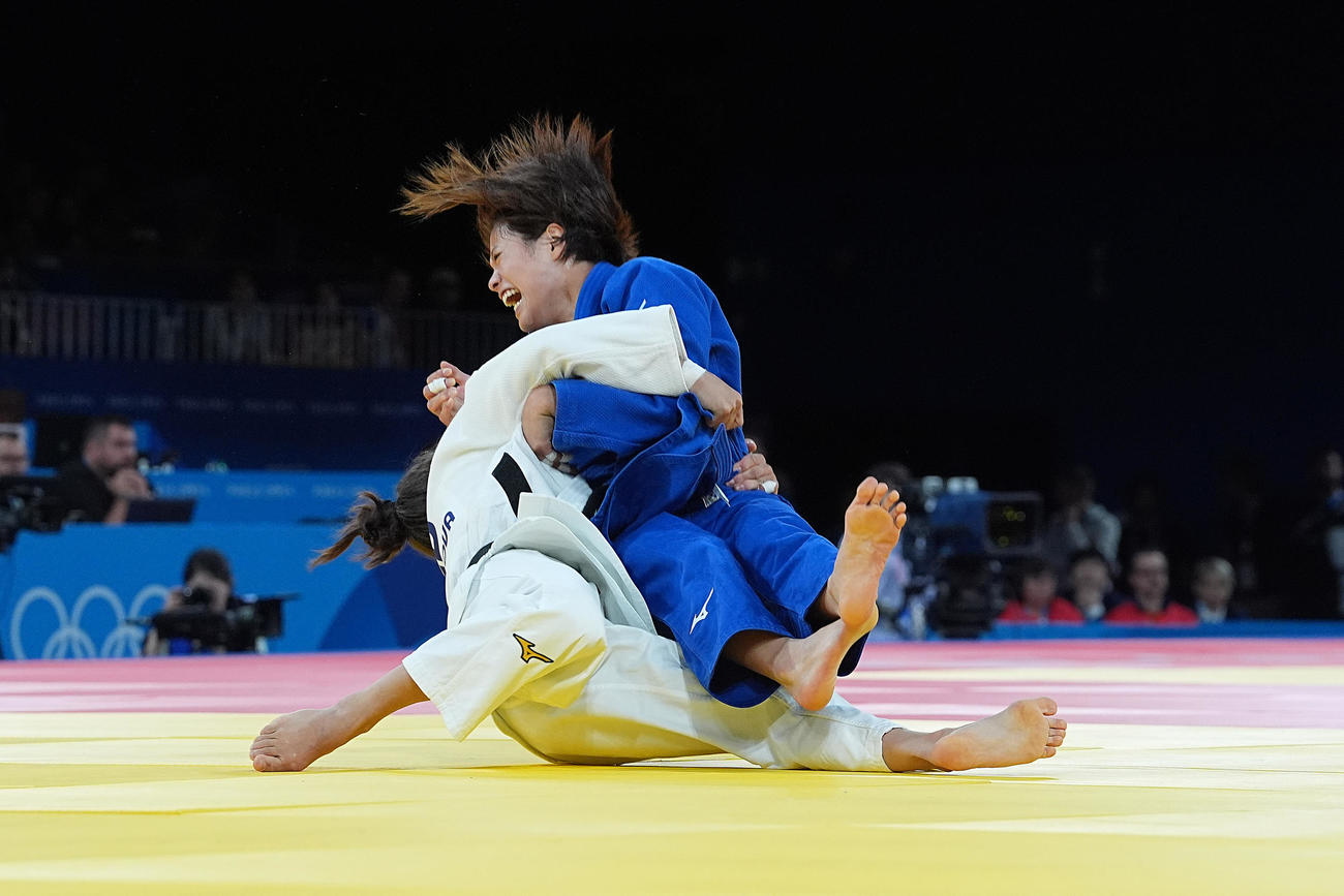 女子52キロ級2回戦　ケルディヨロワ（奥）に一本負けを喫する阿部（撮影・パオロ　ヌッチ）