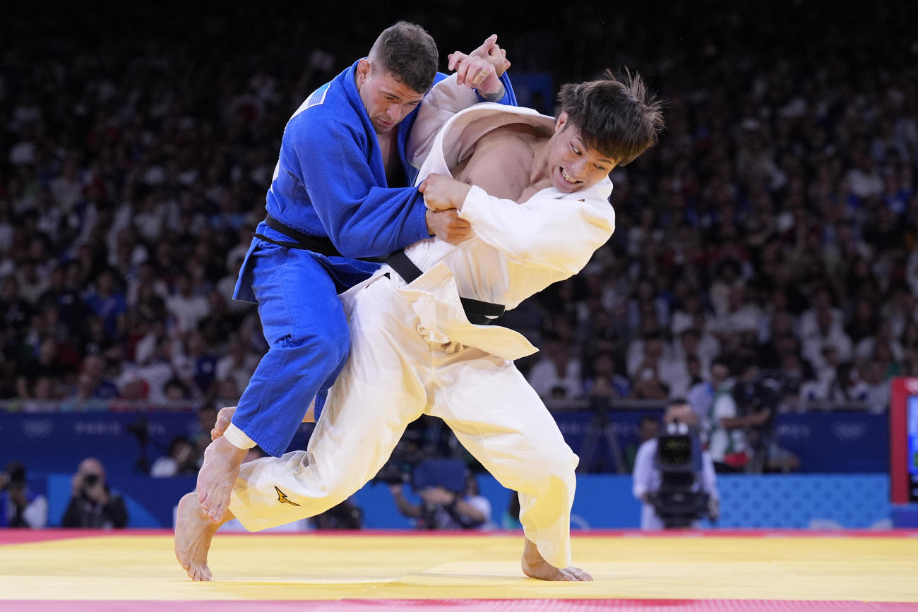 男子66キロ級決勝　袖釣り込み腰で技ありを奪う阿部一二三（AP)