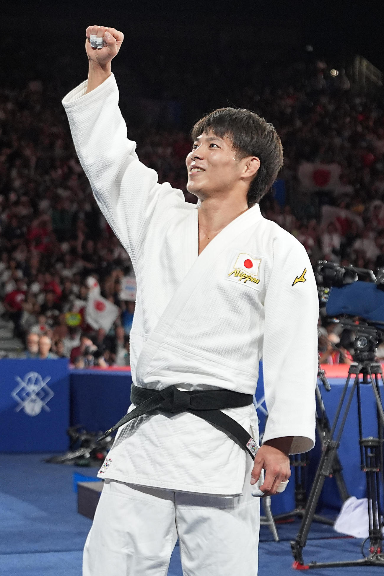 パリ五輪　男子66キロ級決勝　五輪連覇を飾り応援席に向かって拳を突き上げる阿部一二三（撮影・パオロ　ヌッチ）