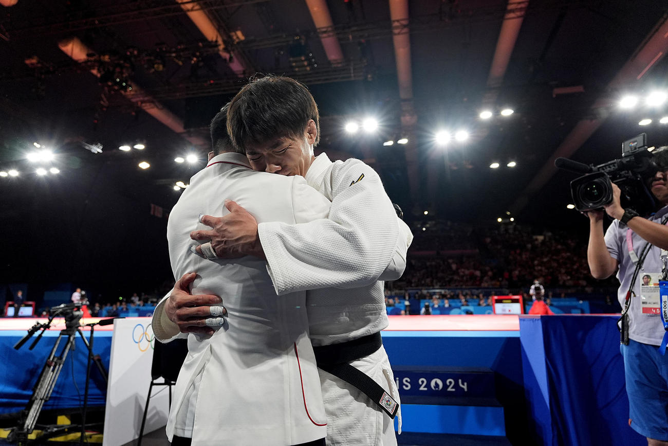 男子66キロ級決勝　五輪連覇を飾り古根川実コーチと抱き合う阿部一二三（撮影・パオロ　ヌッチ）