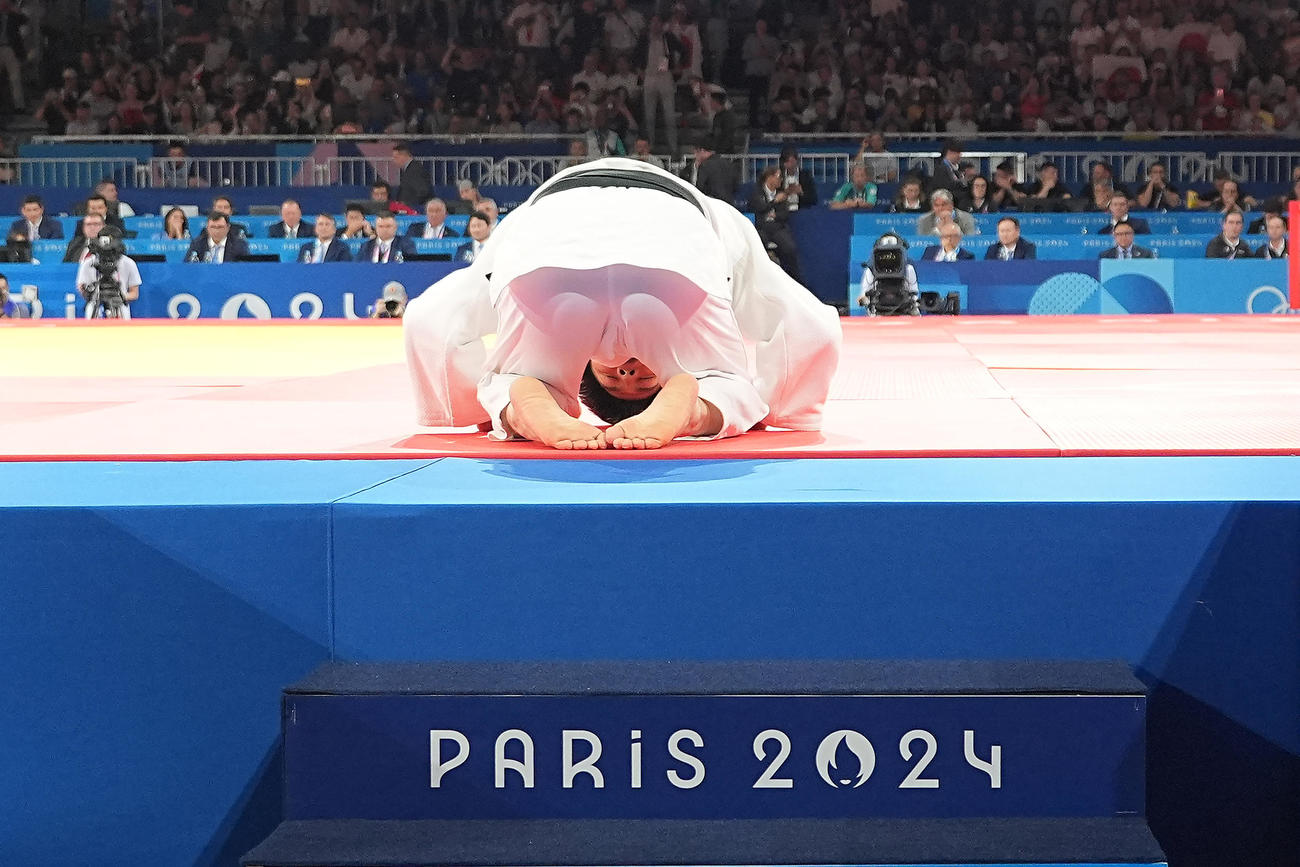 男子66キロ級決勝　リマから合わせ技で一本を奪い五輪連覇を飾った阿部は畳に正座し一礼する（撮影・パオロ　ヌッチ）