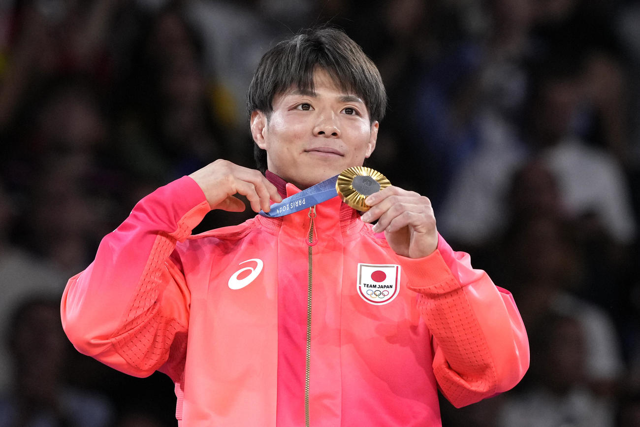 男子66キロ級　金メダルを手に笑顔の阿部一二三（AP）