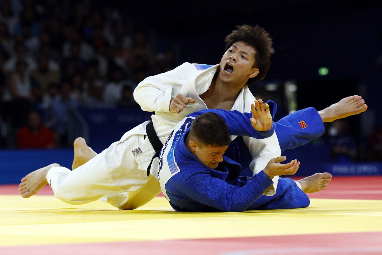男子66キロ級決勝　隅落としで技ありを奪う阿部一二三（ロイター）