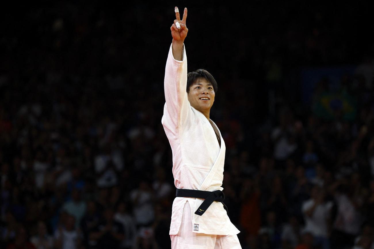 男子66キロ級決勝　五輪連覇を達成した阿部一二三は笑顔でVサイン（ロイター）