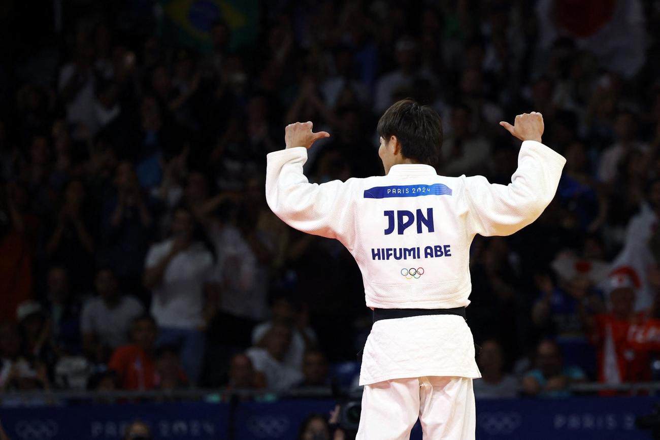 男子66キロ級決勝　五輪連覇を達成した阿部一二三はガッツポーズ（ロイター）