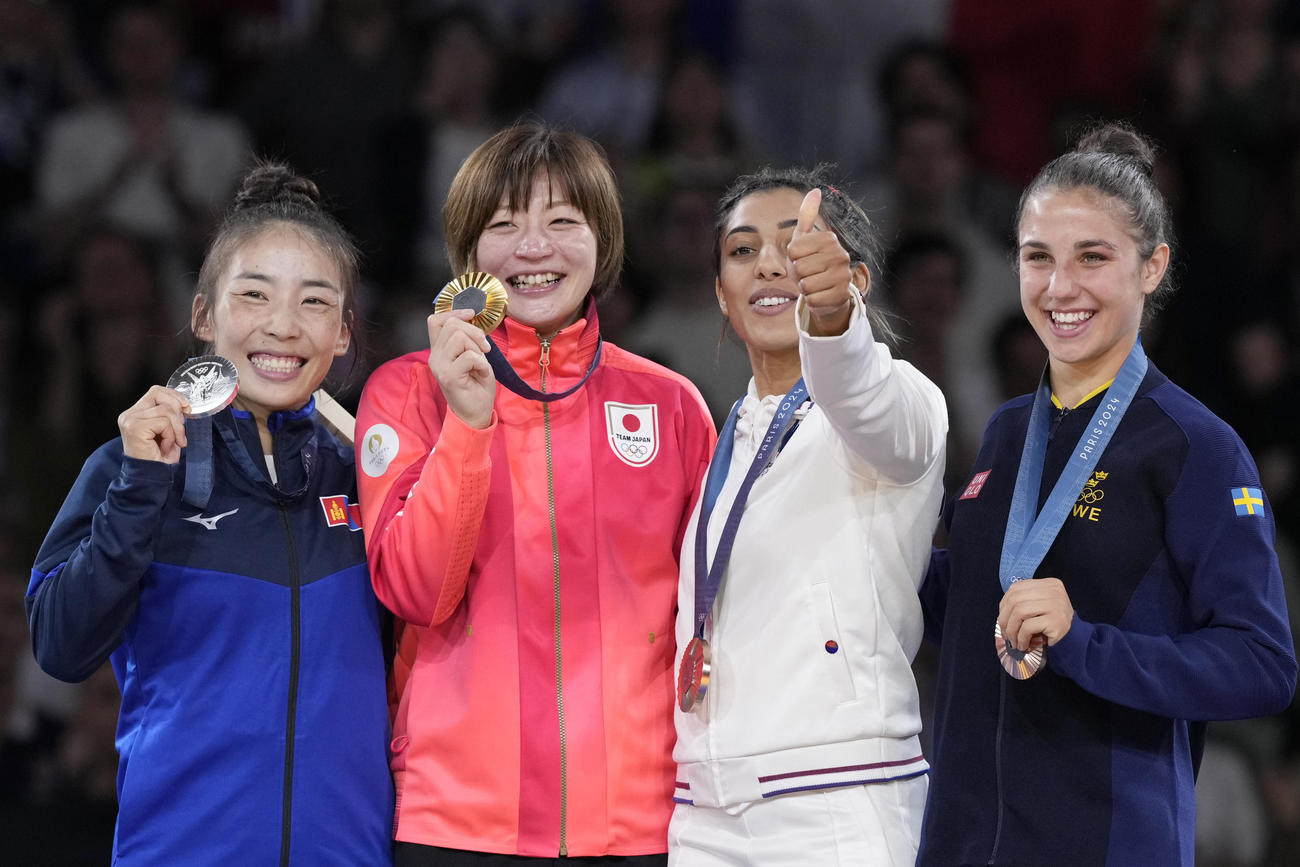 メダルセレモニーで他のメダリストとともに笑顔を見せる角田夏実（AP）