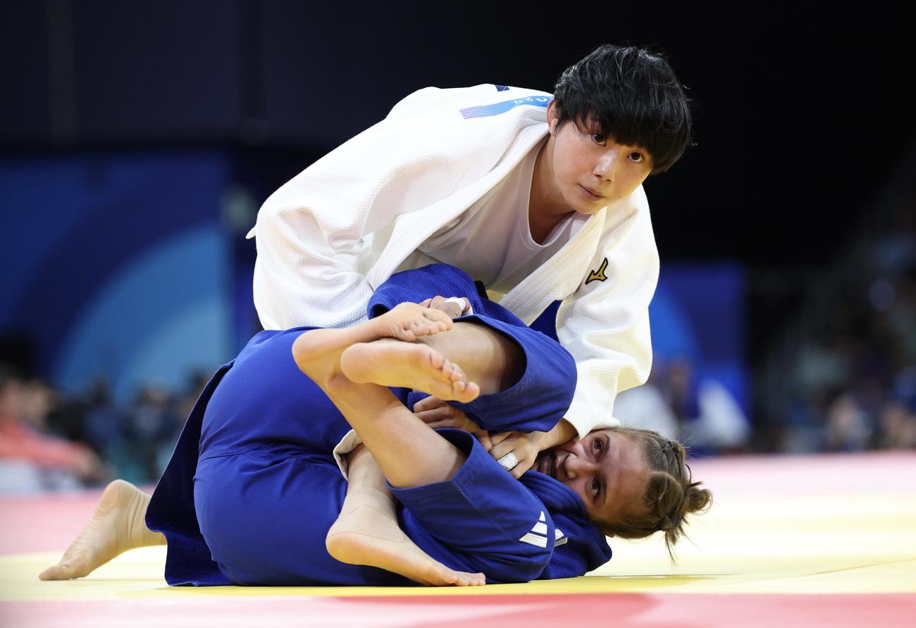 女子57キロ級2回戦、攻める舟久保（撮影・河田真司）