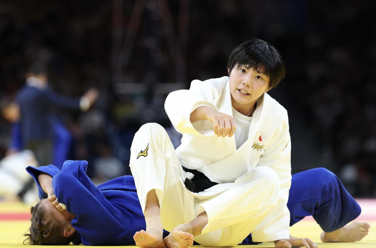 女子57キロ級2回戦、一本勝ちする舟久保（撮影・河田真司）