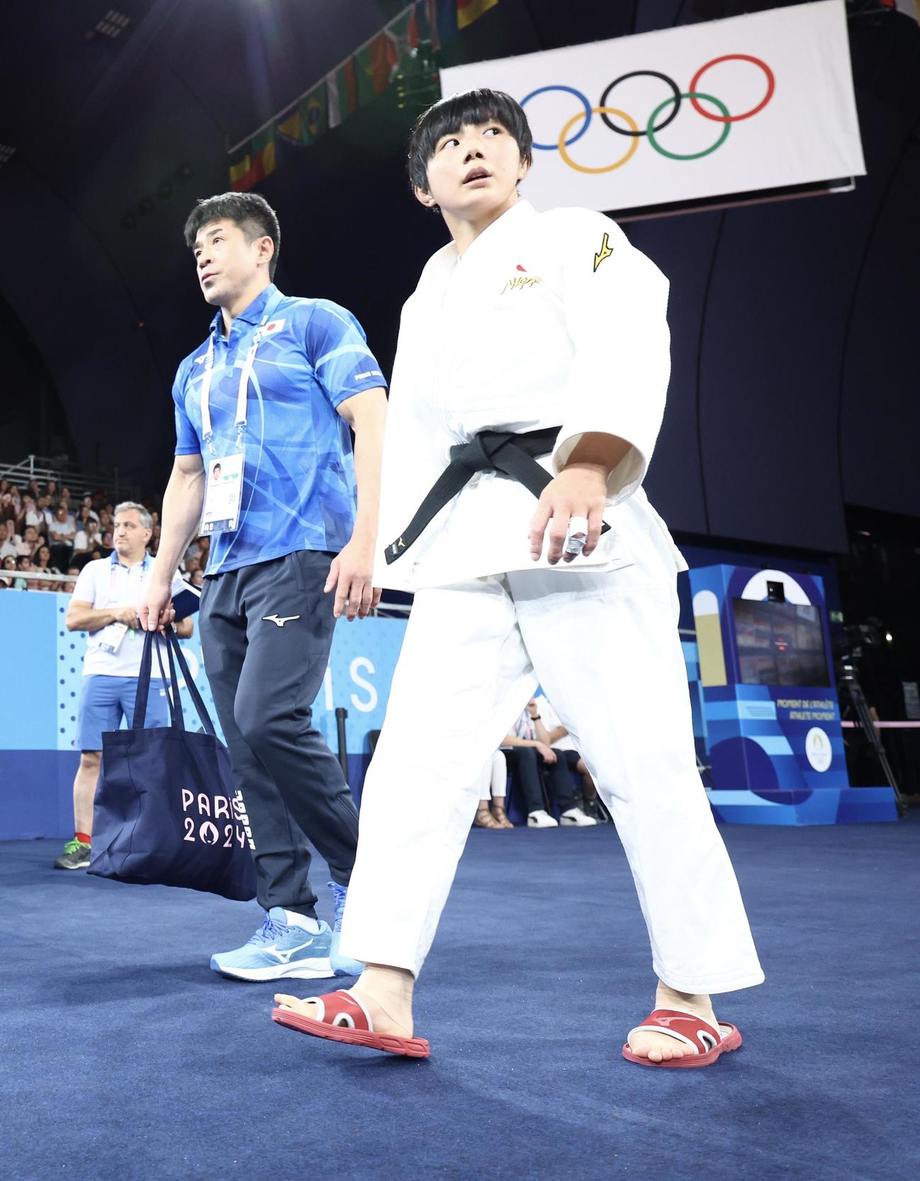 女子57キロ級2回戦を突破し移動する舟久保（撮影・河田真司）
